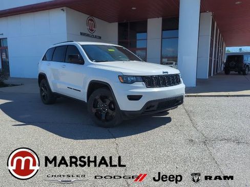 Used 2019 Jeep Grand Cherokee Laredo image 1