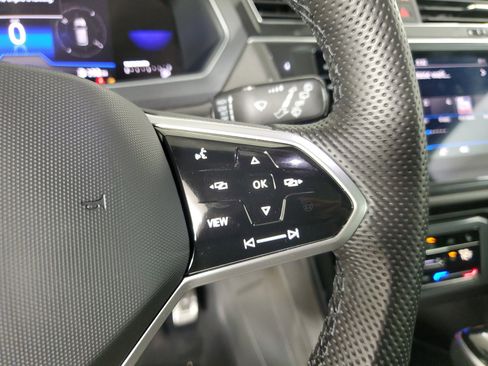 Used 2022 Volkswagen Tiguan SE R-Line image 32