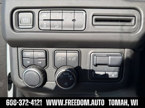 Used 2021 Chevrolet Suburban Z71 w/ Z71 Signature Package AWD/4WD image 23
