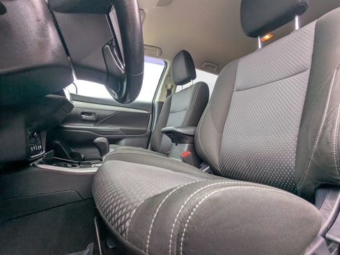 Used 2017 Mitsubishi Outlander SE AWD/4WD image 10