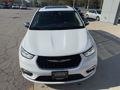 Used 2023 Chrysler Pacifica Limited FWD image 10
