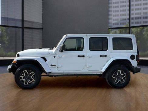 Used 2025 Jeep Wrangler Sahara image 13
