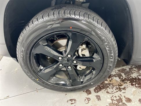 Used 2023 Jeep Grand Cherokee Altitude image 26