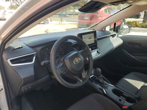 Used 2025 Toyota Corolla LE FWD image 2