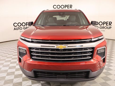 Used 2025 Chevrolet Traverse LT FWD image 9