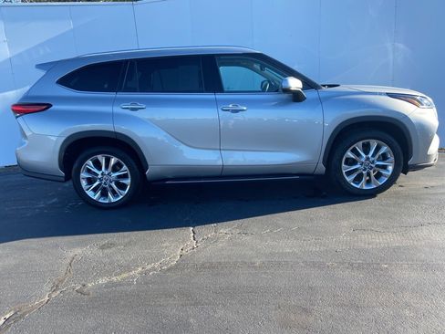 Used 2023 Toyota Highlander Limited image 2
