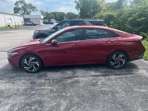 Used 2025 Hyundai Elantra SEL FWD image 2