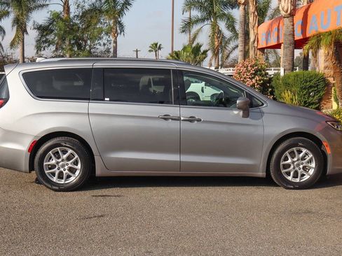 Used 2021 Chrysler Pacifica Touring-L image 10