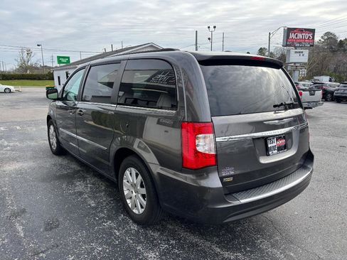 Used 2015 Chrysler Town & Country Touring image 5