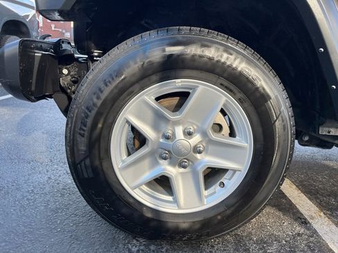 Used 2023 Jeep Gladiator Sport image 5