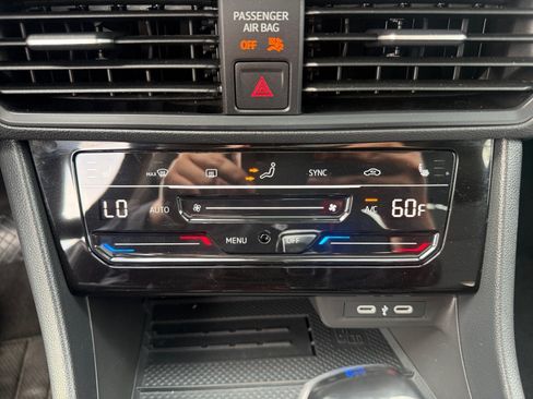 Used 2025 Volkswagen Jetta SE FWD image 12