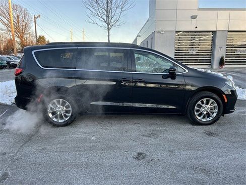 Used 2022 Chrysler Pacifica Touring-L image 9