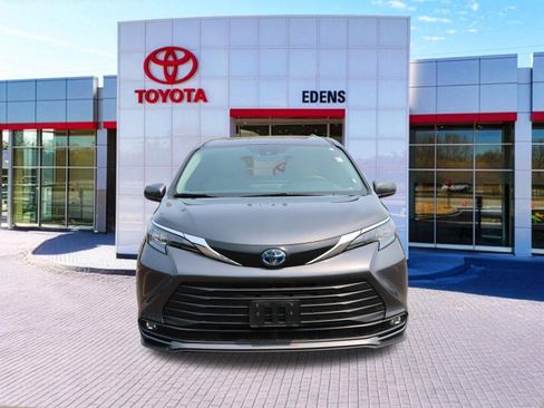 Used 2025 Toyota Sienna XLE FWD image 12
