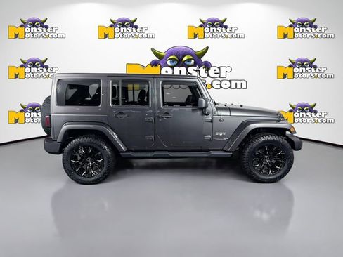 Used 2018 Jeep Wrangler Unlimited Sahara w/ Dual Top Group AWD/4WD image 4
