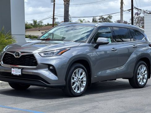 Certified 2026 Toyota Highlander Limited AWD/4WD image 10