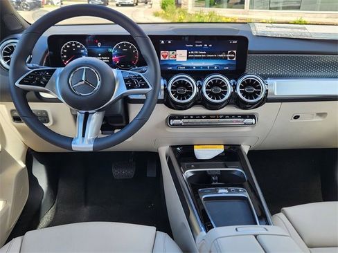 Used 2025 Mercedes-Benz GLB 250 4MATIC image 13