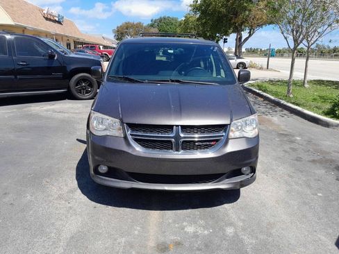 Used 2017 Dodge Grand Caravan SXT FWD image 3