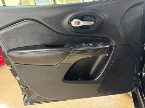 Used 2016 Jeep Cherokee Trailhawk w/ Leather Interior Group AWD/4WD image 16