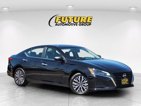 Certified 2025 Nissan Altima 2.5 SV FWD image 1