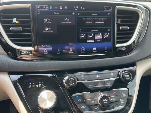 Used 2022 Chrysler Pacifica Touring-L FWD image 28