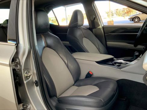 Used 2020 Toyota Camry XLE image 9