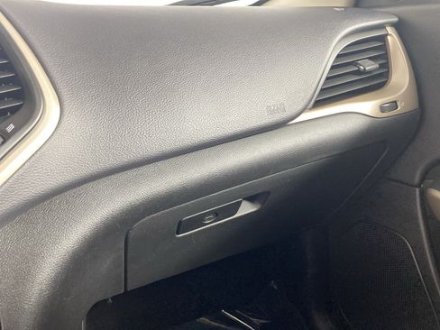 Used 2018 Jeep Cherokee Latitude w/ Safety Group AWD/4WD image 40