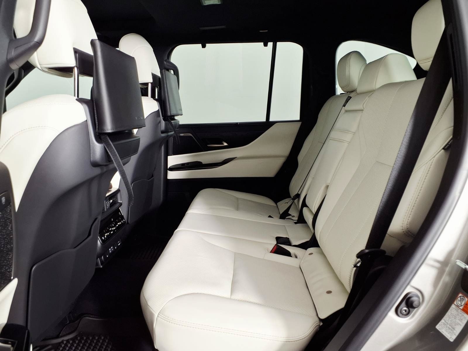 Used 2026 Lexus LX 600 4WD w/ Luxury Package image 14