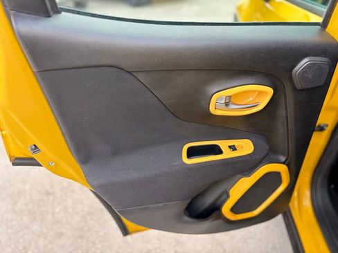 Used 2015 Jeep Renegade Latitude w/ Popular Equipment Group image 18