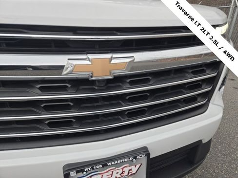 Used 2025 Chevrolet Traverse LT image 4