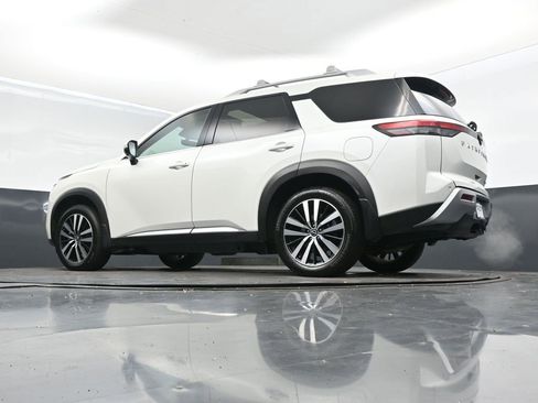 Used 2024 Nissan Pathfinder Platinum w/ Cargo Package image 43