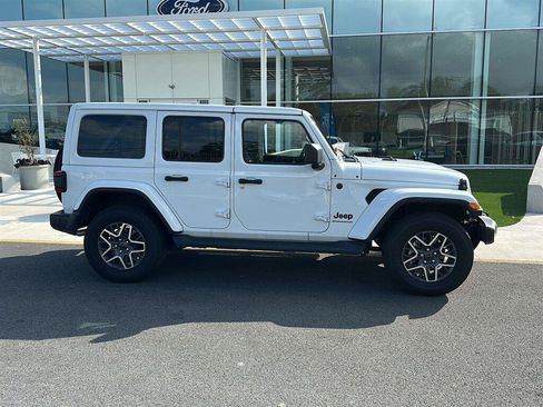 Used 2025 Jeep Wrangler Unlimited Sahara AWD/4WD image 4
