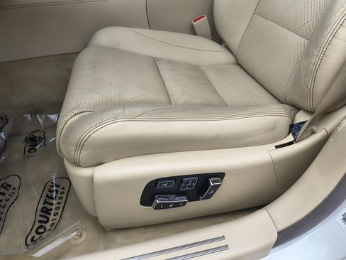 Used 2016 Lexus LS 460 w/ Comfort Package RWD image 23