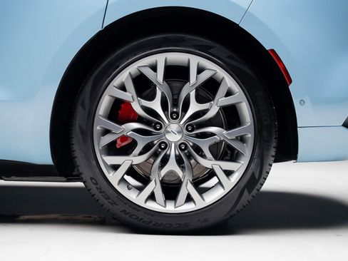 Used 2023 Aston Martin DBX image 20