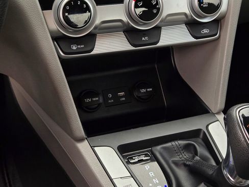 Used 2019 Hyundai Elantra SE image 33