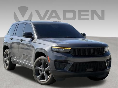Used 2024 Jeep Grand Cherokee Altitude AWD/4WD image 17