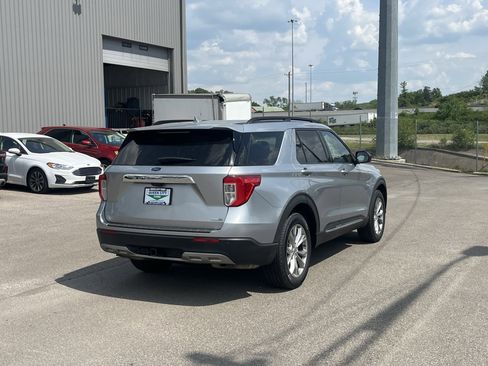 Used 2020 Ford Explorer XLT w/ Equipment Group 202A AWD/4WD image 7