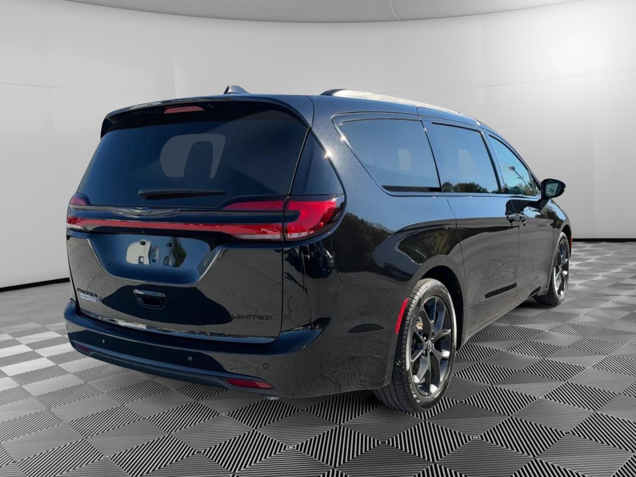 Used 2025 Chrysler Pacifica Limited FWD image 4