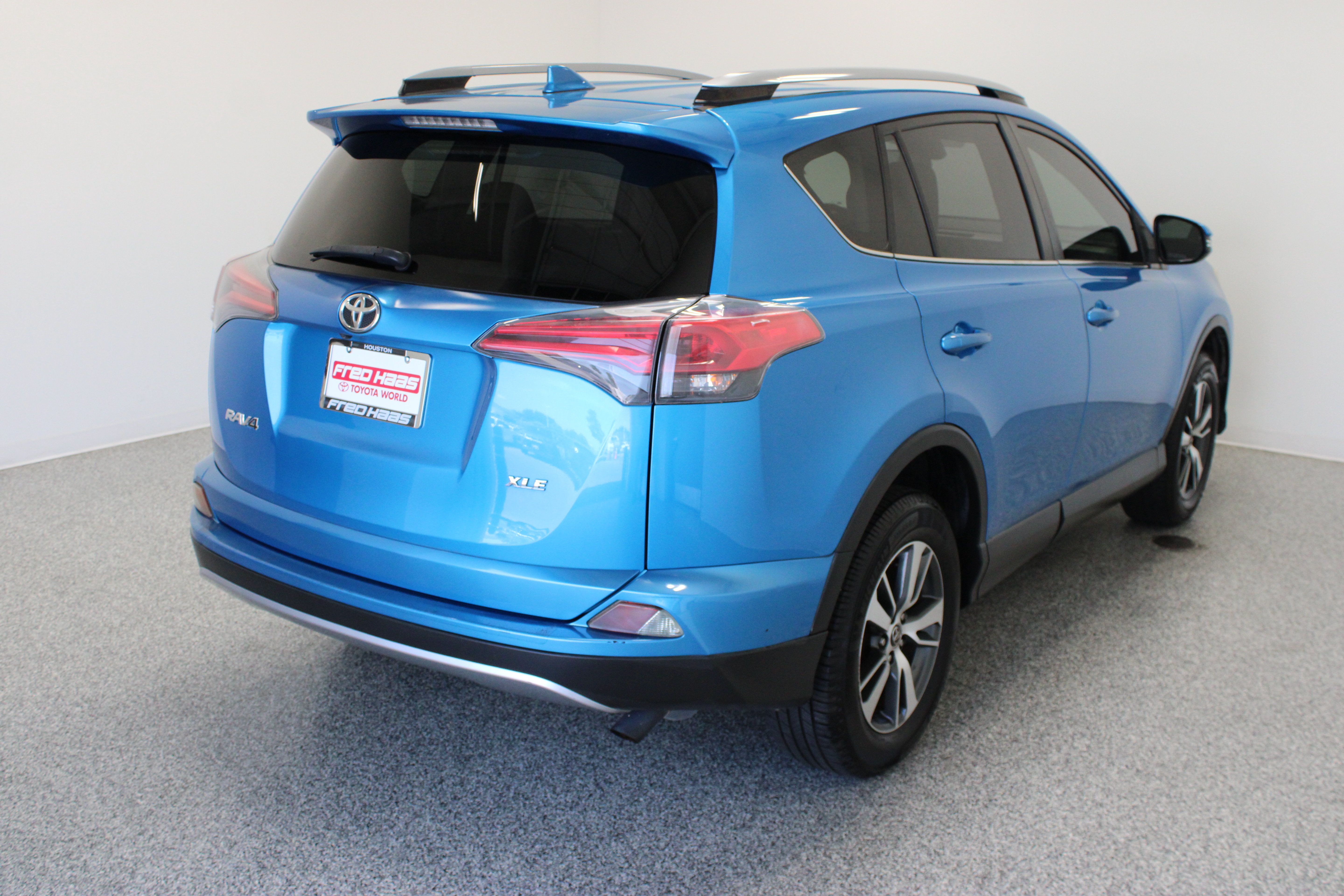 Used 2018 Toyota RAV4 XLE FWD image 7
