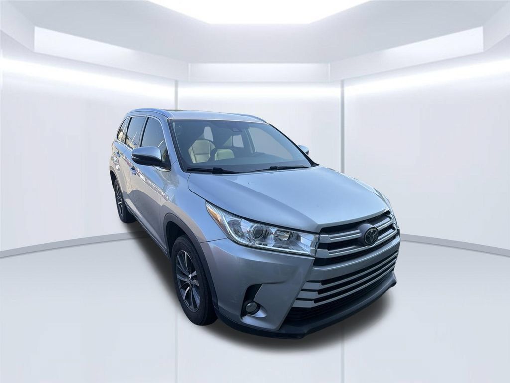 Used 2018 Toyota Highlander XLE FWD image 2