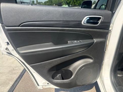 Used 2019 Jeep Grand Cherokee Altitude AWD/4WD image 15
