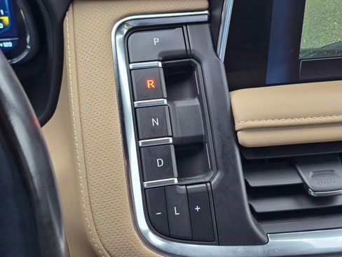 Used 2024 Chevrolet Suburban Premier image 36