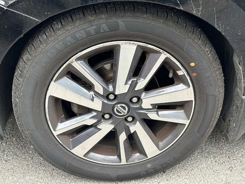 Used 2020 Nissan Versa SV FWD image 3