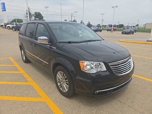 Used 2015 Chrysler Town & Country Touring-L FWD image 4