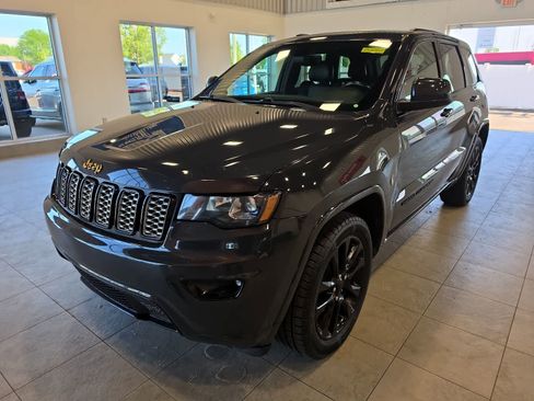 Used 2018 Jeep Grand Cherokee Altitude AWD/4WD image 2