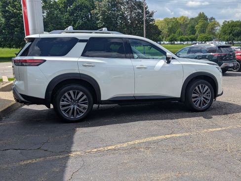Used 2023 Nissan Pathfinder SL w/ SL Premium Package AWD/4WD image 8