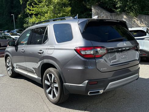 Used 2025 Honda Pilot Touring image 4