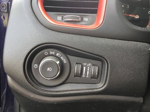 Used 2020 Jeep Renegade Trailhawk w/ Premium Leather Group AWD/4WD image 11