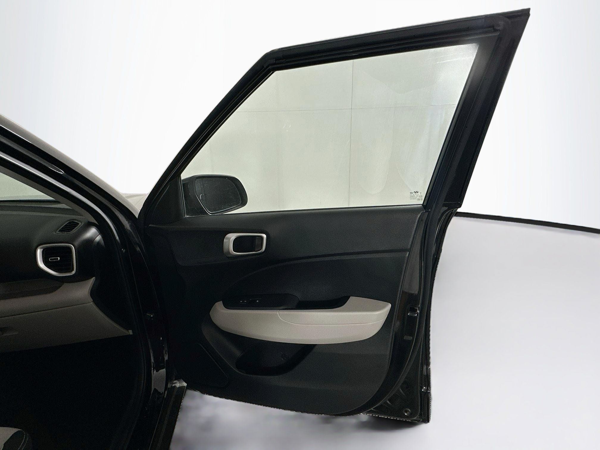 Used 2025 Hyundai Venue SEL FWD image 29