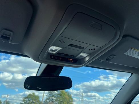 Used 2023 GMC Acadia SLT w/ Elevation Edition image 18