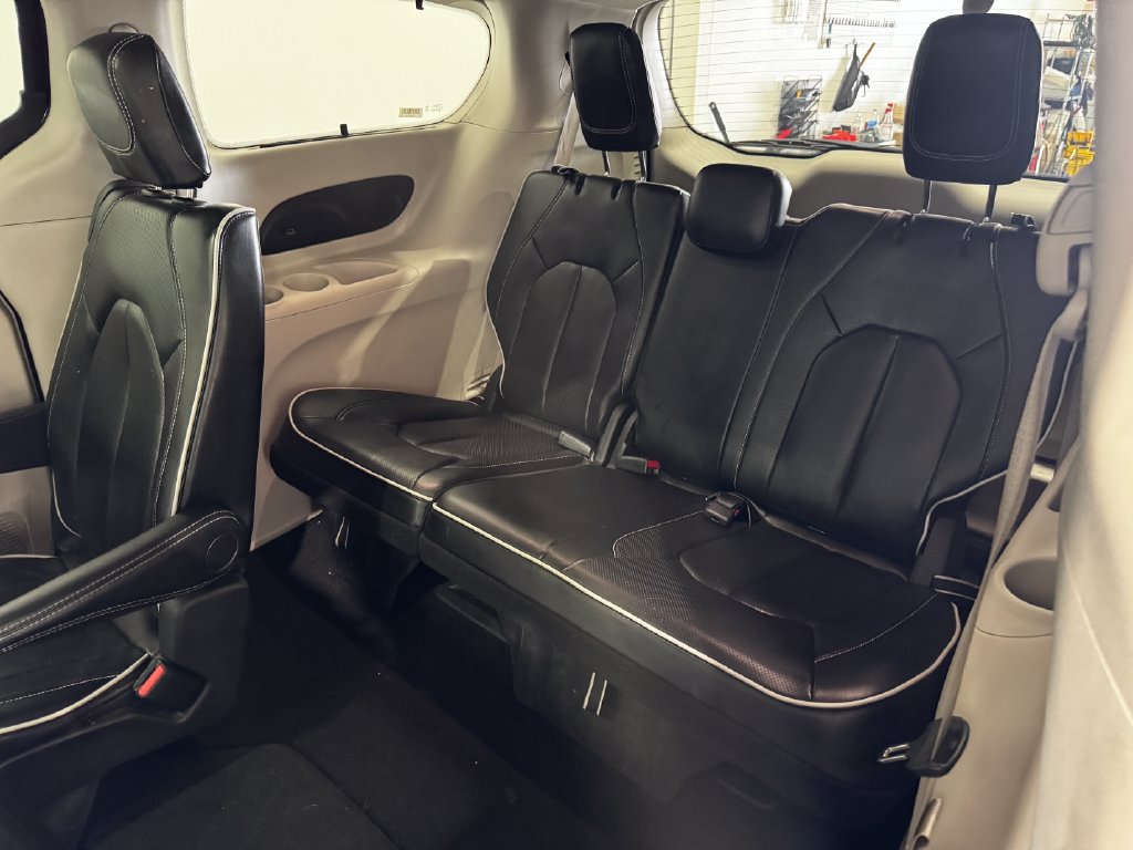 Used 2024 Chrysler Pacifica Limited FWD image 21